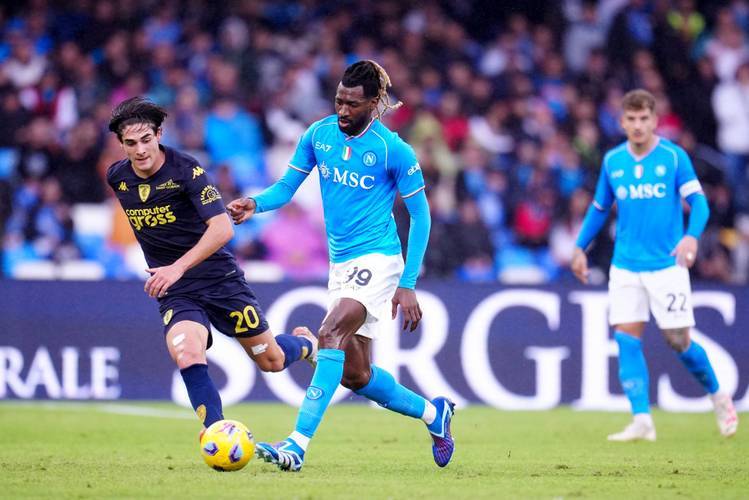 包含热刺主场负于对手，英超欧冠资格背压的词条