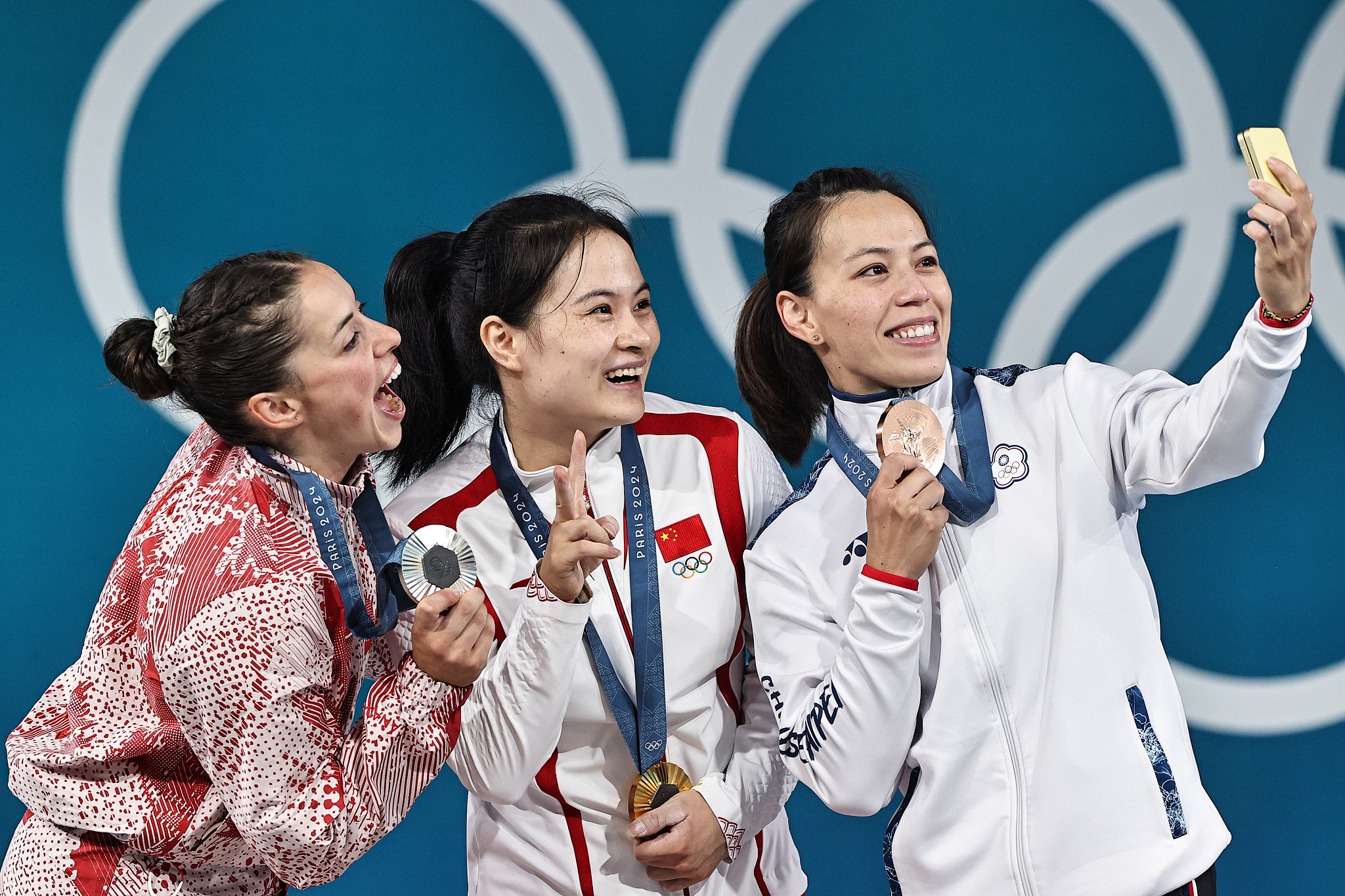 斯洛文尼亚选手在举重比赛中取得胜利