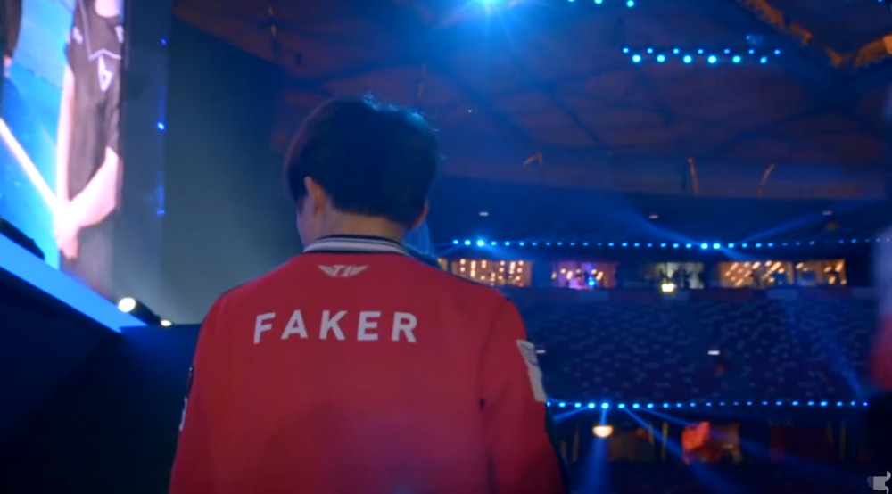 包含Faker回归赛场，回归赛场首场状态亮眼，篮网观众沸腾！的词条